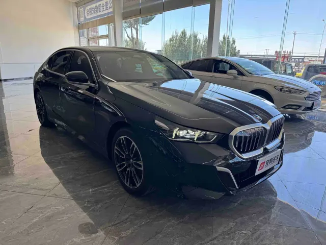 BMW 5 Series — Фото автомобиля 4