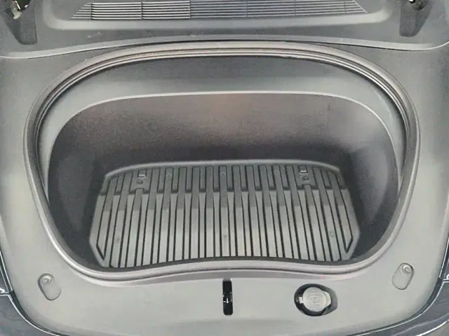 Tesla Model 3 — Фото автомобиля 10