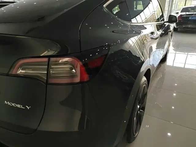 Tesla Model Y — Фото автомобиля 7