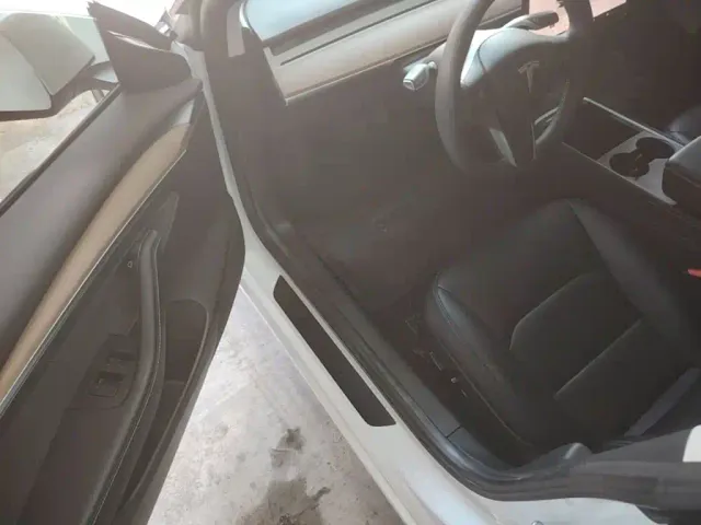 Tesla Model 3 — Фото автомобиля 15