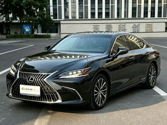 Фотография автомобиля — Lexus ES