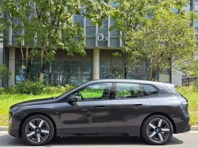 BMW iX — Фото автомобиля 2