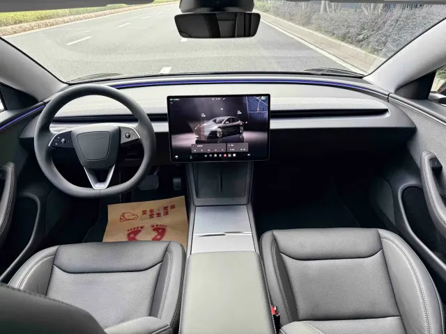 Tesla Model 3 — Фото автомобиля 13