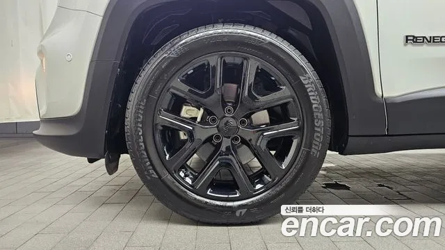Jeep Renegade — Фото автомобиля 5