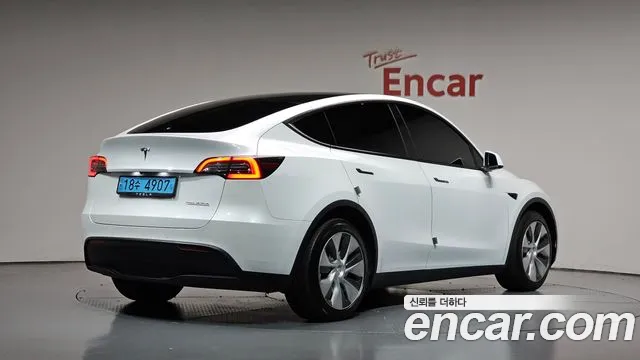 Tesla Model Y — Фото автомобиля 2
