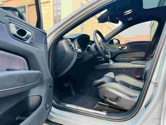 Volvo XC60 — Фото автомобиля 6
