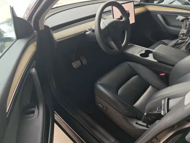 Tesla Model Y — Фото автомобиля 15