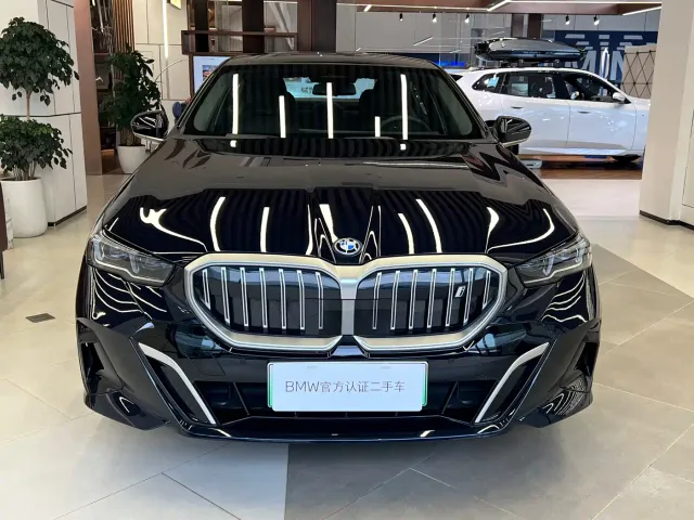 BMW i5 — Фото автомобиля 2