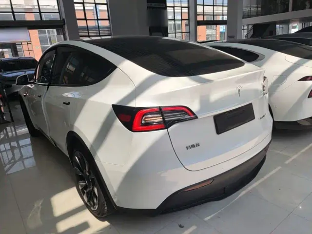 Tesla Model Y — Фото автомобиля 22