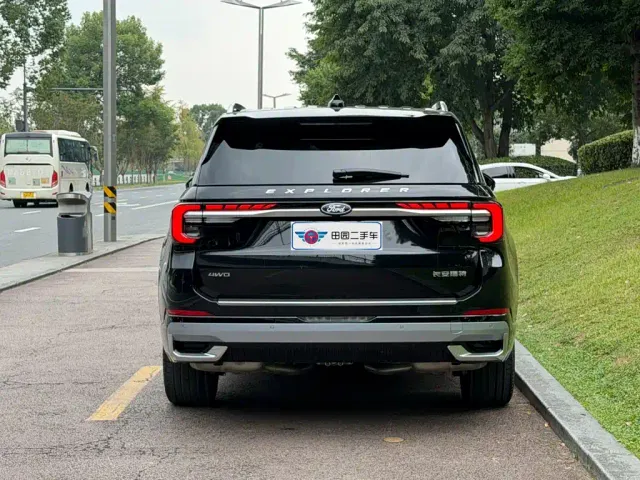 Ford Explorer — Фото автомобиля 5