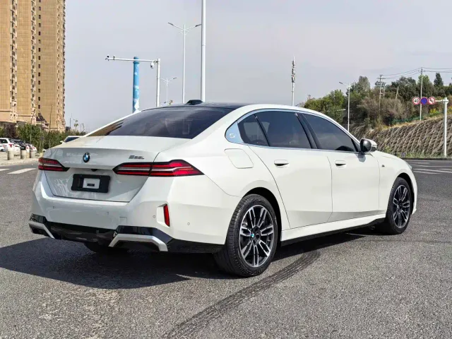 BMW 5 Series — Фото автомобиля 5