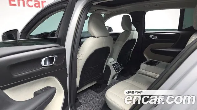 Volvo XC40 — Фото автомобиля 15