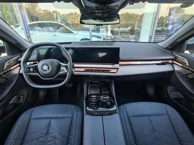 BMW 5 Series — Фото автомобиля 5