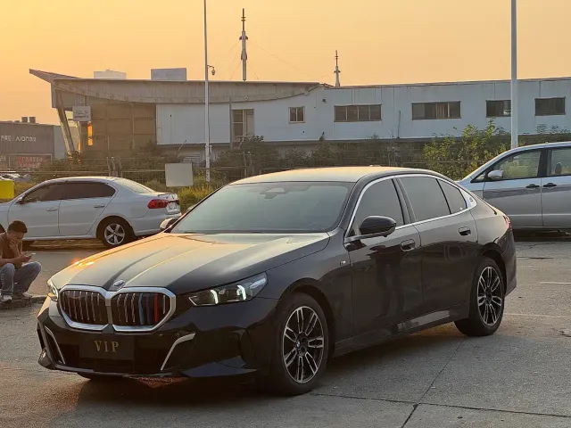 BMW 5 Series — Фото автомобиля 2