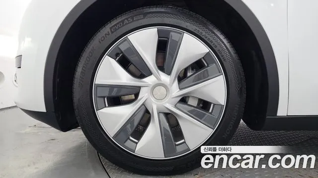 Tesla Model Y — Фото автомобиля 4