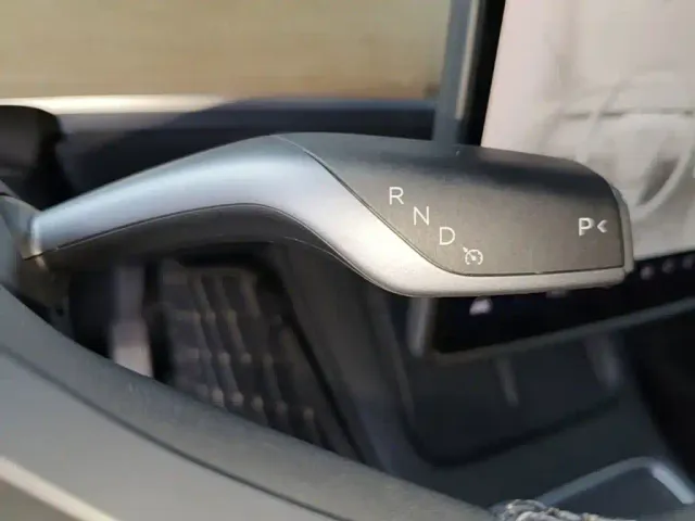 Tesla Model Y — Фото автомобиля 13