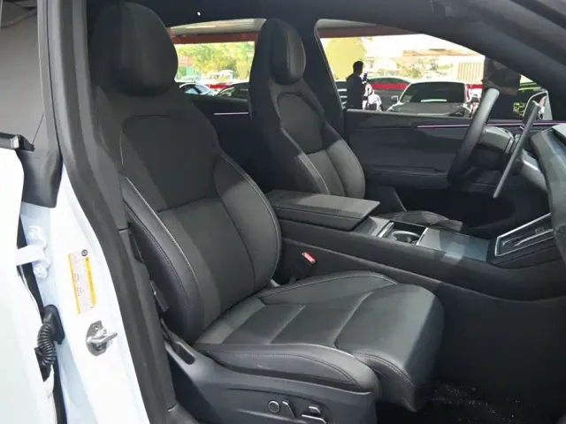 Tesla Model Y L — Фото автомобиля 24