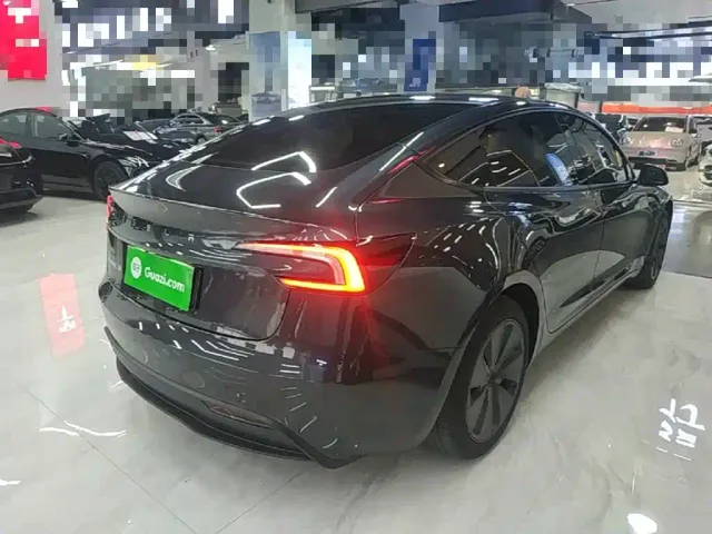 Tesla Model 3 — Фото автомобиля 6