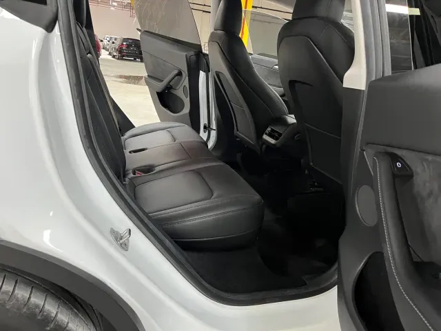 Tesla Model Y — Фото автомобиля 11