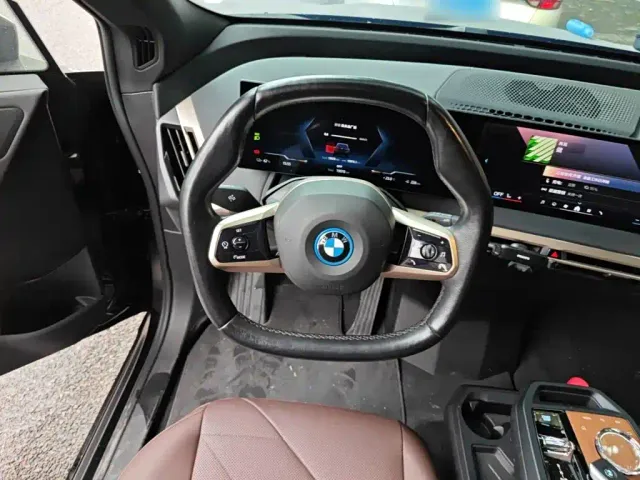 BMW iX — Фото автомобиля 11