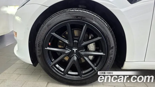 Tesla Model 3 — Фото автомобиля 5