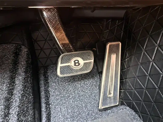 Bentley Flying Spur — Фото автомобиля 23