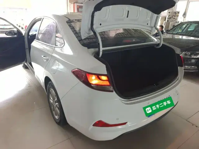 Hyundai Elantra — Фото автомобиля 4