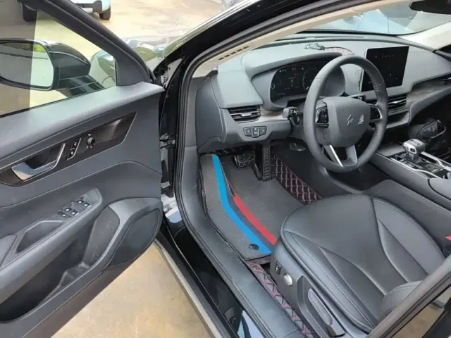 Hongqi E-QM5 — Фото автомобиля 15