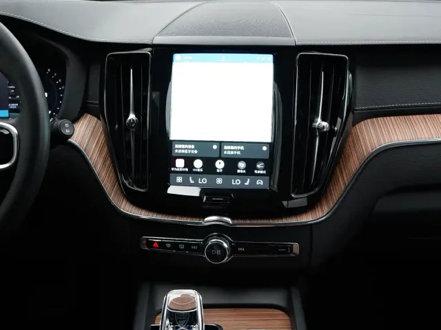 Volvo XC60 — Фото автомобиля 14