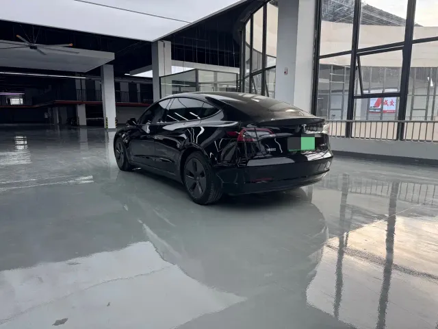 Tesla Model 3 — Фото автомобиля 15
