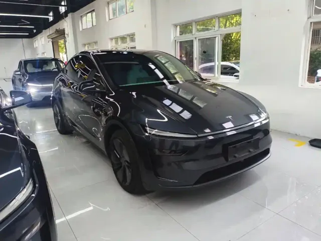 Tesla Model Y — Фото автомобиля 21