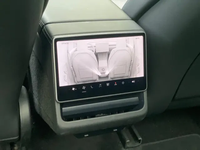 Tesla Model Y — Фото автомобиля 14