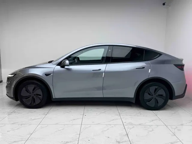 Tesla Model Y — Фото автомобиля 16