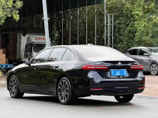 BMW 5 Series — Фото автомобиля 6