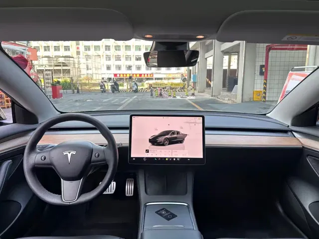 Tesla Model 3 — Фото автомобиля 18