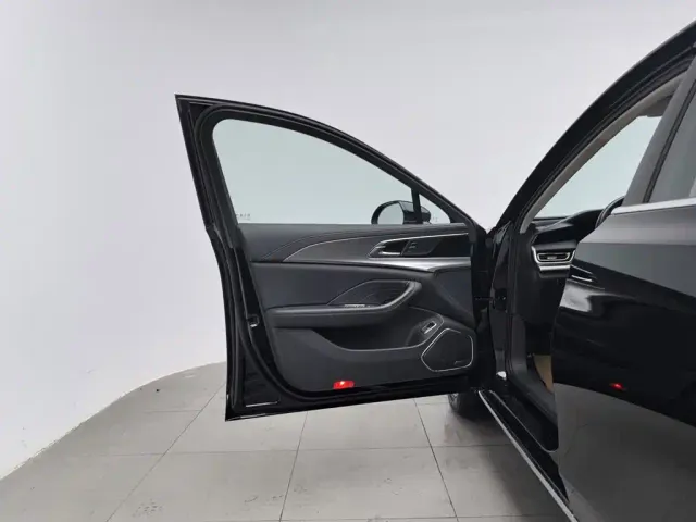 Hongqi H5 — Фото автомобиля 8