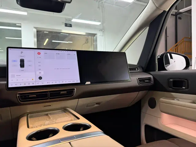 Li Auto MEGA — Фото автомобиля 16
