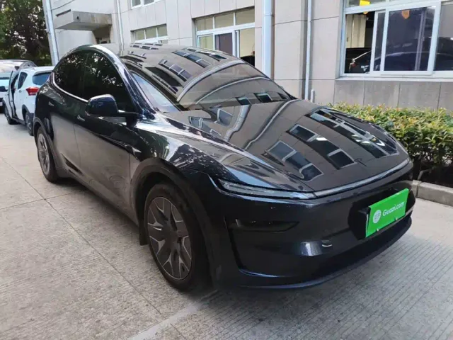 Tesla Model Y L — Фото автомобиля 3
