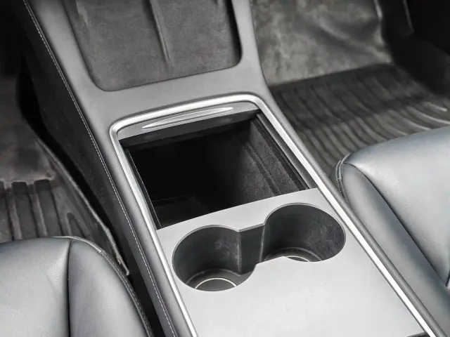 Tesla Model 3 — Фото автомобиля 12