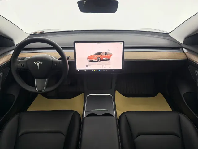 Tesla Model 3 — Фото автомобиля 4