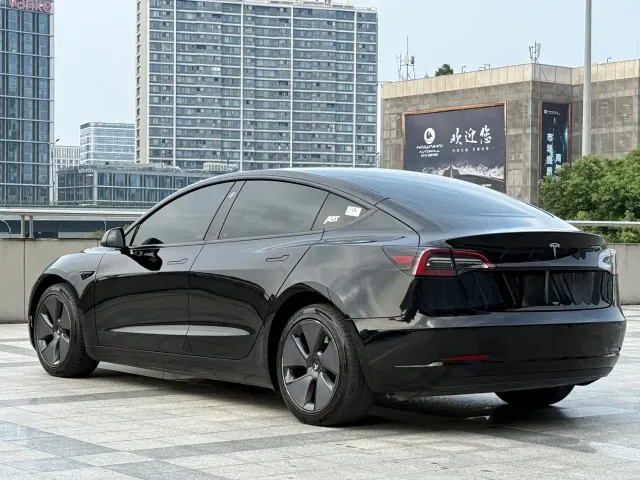 Tesla Model 3 — Фото автомобиля 16
