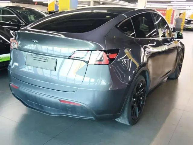 Tesla Model Y — Фото автомобиля 6