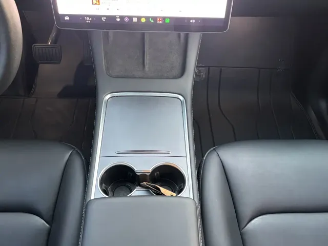 Tesla Model Y — Фото автомобиля 13