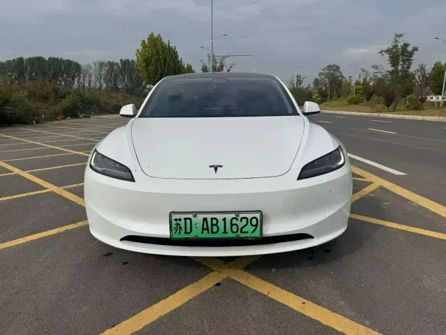 Tesla Model 3 — Фото автомобиля 2
