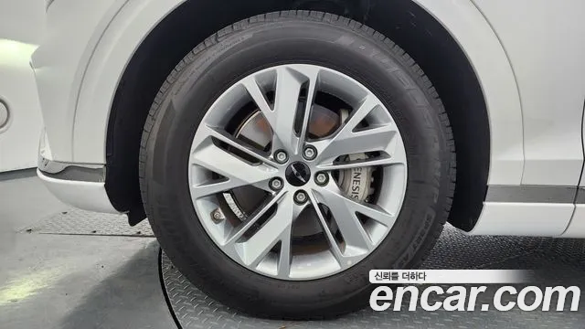 Фотография автомобиля — Genesis GV70 2.5T Бензин 2WD