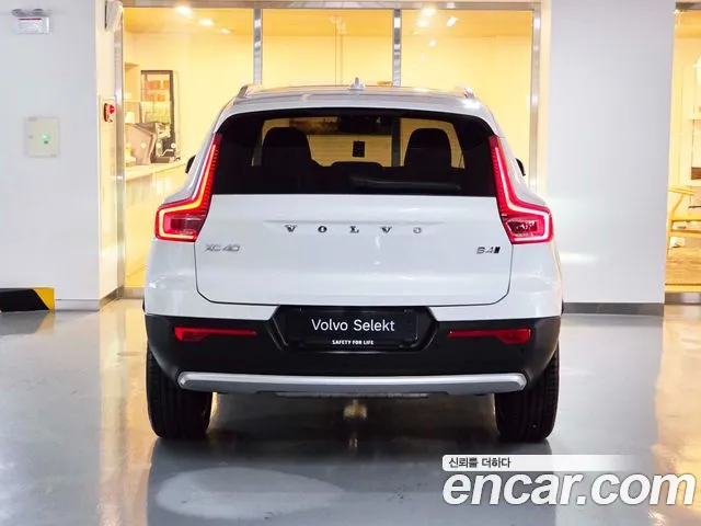 Вольво XC40 — Фото автомобиля 4