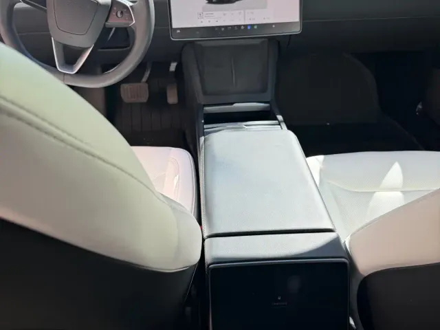 Tesla Model 3 — Фото автомобиля 10