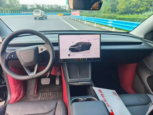 Tesla Model Y — Фото автомобиля 8