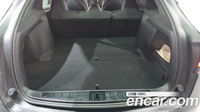 Tesla Model X — Фото автомобиля 17