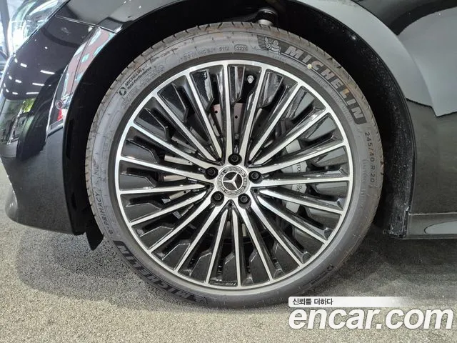 Mercedes-Benz E-Class — Фото автомобиля 5